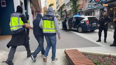 Operaci�n de la Polic�a Nacional contra el tr�fico de drogas en la calle Ram�n Cabanillas de A Coru�a 