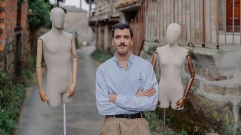 Josu Santos posa junto a dos de sus maniqu�es en la localidad de Sobrado do Bispo.