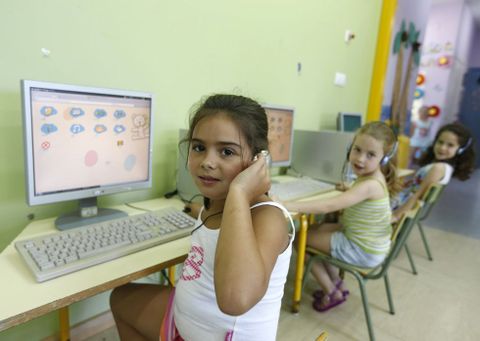 Los ni�os de las cinco escuelas rurales de Vilaboa -Figueirido en la foto- est�n conectados en la nube. 