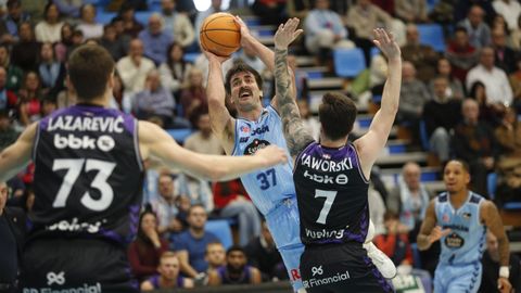 Andric lanza a canasta presionado por Jaworski en la visita del Bilbao al Pazo.