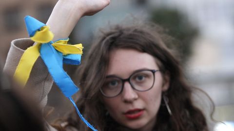 Decenas de personas, en su mayor�a ucranianos residentes en Asturias, se han concentrado este viernes en Gij�n para pedir a la Uni�n Europea que apoye a Ucrania a parar la invasi�n rusa