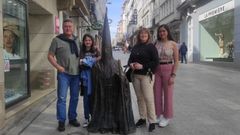 Los granadinos Mart�nez Blanco posan junto a la escultura de Capuchoncito.