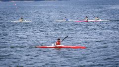 Varios pirag�istas, durante una competici�n en Rianxo