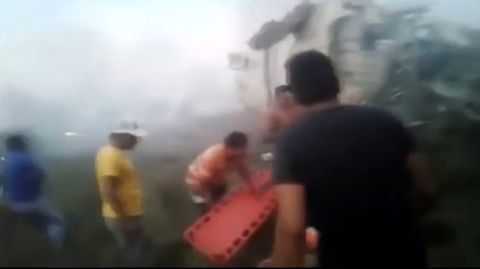 Unos aficionados graban el accidente de una avioneta de carga en Colombia