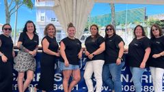 La comisi�n junto a uno de los toldos