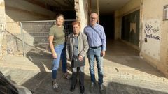 Eva Snchez, su madre, Josefa Prraga; y su hermano, Fernando Snchez; frente al portal afectado por la dana, sin garaje ni ascensor operativo, en Benetser.