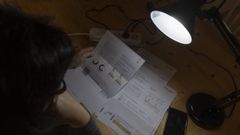 Una persona revisa facturas de electricidad.