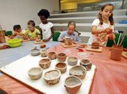 Los talleres infantiles de cer�mica son un cl�sico del verano y siempre est�n muy solicitados. 