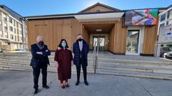 Emilio Gonz�lez, Patricia Dom�nguez y Jos� Mi�ones ante la plaza de abastos de Trives