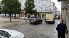 Veh�culos circulando por la calle Real a la altura de Armas, en una imagen de hace unos d�as.