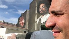 Sfhir,�con el mural que pint� en Canido�retratando a�Juan de Pareja, el �negro� de Vel�zquez durante dos decenios.
