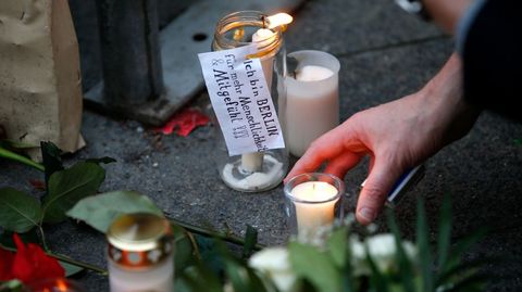 Flores y velas en recuerdo de las v�ctimas