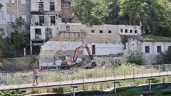 Trabajos de demolici�n en la antigua Casa de Ba�os de Outeiro.