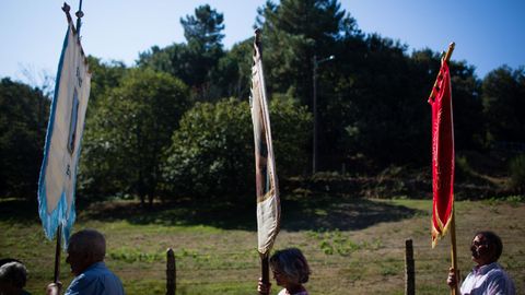 ROMER�A DA VIRXE DO CRISTAL.En procesi�n se regresa al santuario do Cristal por las pistas de la parcelaria.