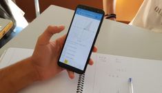 Imagen de archivo de un alumno usando el mvil en clase para resolver un problema de Matemticas