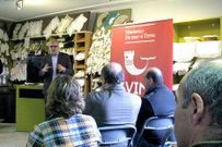 Manuel Pan expone el proyecto a los asistentes al acto.