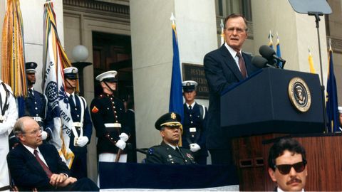 Dick Cheney tuvo una larga trayectoria política. Fue jefe de gabinete del presidente Gerald Ford y ministro de Defensa con Bush padre de 1989 a 1993