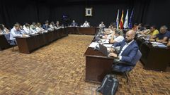 El pleno ordinario de julio del Concello de Pontevedra aprob� la reapertura de Reina Victoria y la retirada de �lombos� en la avenida de Montecelo gracias a la pinza de PSOE y PP