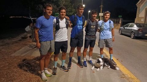 Jacobo Sineiro, Jorge Garc�a, Xi�n Parada, Issac P�rez y Miguel Garc�a, antes de la salida del reto, en el centro de interpretaci�n de Agrelo, en Bueu