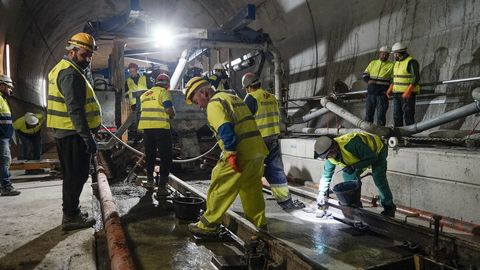 Imagen del proceso de hormigonado de la va en placa