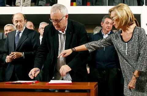 Rubalcaba, Cayo Lara y Rosa D�ez, hace unos d�as durante la firma de un acuerdo en pro de la investigaci�n, el desarrollo y la innovaci�n que han apoyado todos los grupos parlamentarios menos el PP.