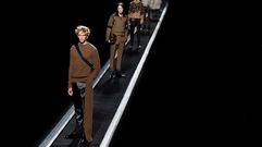 Varios modelos presentan algunas de las propuestas para la temporada otoo/invierno 2019/2010 del diseador del Reino Unido Kim Jones para Dior este viernes durante la Semana de la Moda masculina de Pars