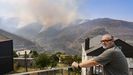 Javier Torrente muestra desde una terraza el incendio que afecta a las montaas de Trevinca desde el pasado da 17.
