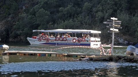 El catamar�n tur�stico de la Diputaci�n de Lugo que recorre el tramo del Mi�o embalsado por la presa de Os Peares, en la Ribeira Sacra
