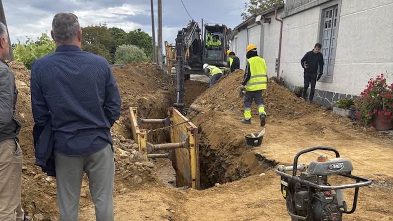 Ares avisa de un corte de suministro de agua debido a una rotura de la tubería en Mugardos