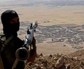 Un peshmerga con un lanzagranadas ante una aldea controlada por el EI cerca de Mosul. 