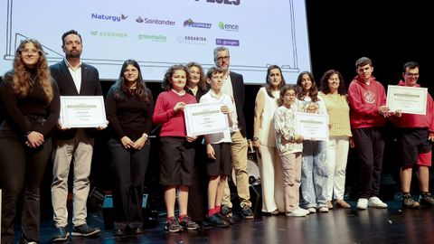 Premios Prensa-Escuela: Cristina Rabón, tesorera de la Reserva da Biosfera Mariñas Coruñesas Terras do Mandeo entregó los premios a los mejores cuadernos de campo. En la imagen, de izquierda a derecha: Gabriel Meizoso, de la EFA A Cancela (As Neves) en la categoría de FP y bachillerato flanqueado por sus alumnas Olaya González y Laura García; Carlos Villaverde, del CPR Alca (Santiago) como director del mejor cuaderno de ESO, junto a los estudiantes Erik Guldrís y Brais Yáñez (delante de Cristina Rabón); Patricia González Barbosa, maestra del CEIP Virxe de Covadonga (Ourense), que ganó en la categoría de primaria, junto a las alumnas Sara Conde y Olaya González; y a Patricia Davila, profesora de educación especial del CPR Placeres (Pontevedra), que posa con sus alumnos David Vidal y Martín Baliñas.