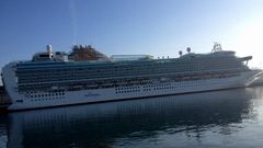 El �Axura� entrando en el muelle de Trasatl�nticos