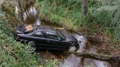 As haba quedado el coche que aterriz sobre el lecho de agua del arroyo