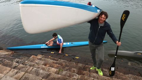 Alberto Pigueiras porta su kayak en la r&iacute;a de Viveiro.