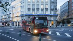 Un autob&uacute;s urbano girando desde la plaza de Mina al Cant&oacute;n Peque&ntilde;o