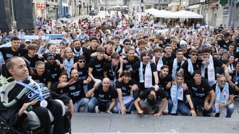 Foto de familia de los jugadores del Celta Fortuna con la afici�n que se dio cita en la Porta do Sol para festejar el ascenso a Segunda.