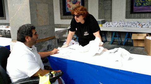 Mujer atendiendo en el reparto del bollo