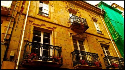 Casa de la calle comercio con un escudo en su parte superior