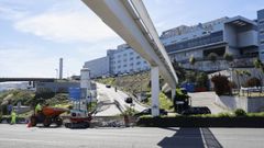 Las m�quinas, este lunes demoliendo la mediana de la AC-12 para preparar el cambio de direcci�n durante el corte para derribar el �escal�xtric� del Chuac