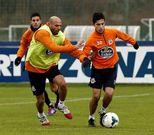 Manuel Pablo intenta arrebatarle el bal�n a Bicho en un entrenamiento.