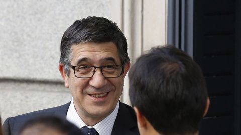 El hasta ahora presidente del Congreso, Patxi L�pez, conversa con periodistas a su llegada hoy al Congreso.