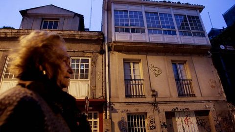 Una de las mujeres que conoci� a Josefina, ante la casa de esta, en la calle Orz�n