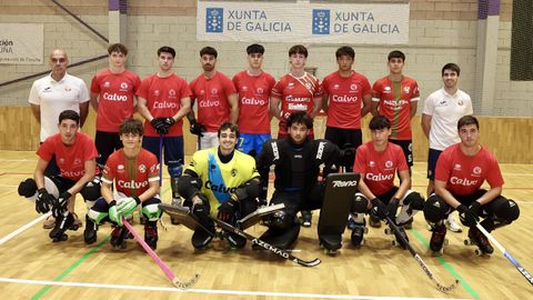 Plantilla y cuerpo t&eacute;cnico del Lubi&aacute;ns, ayer en Carballo. Daniel Bu&ntilde;o ser&aacute; el preparador f&iacute;sico.