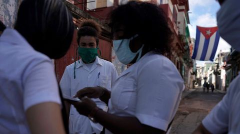 Estudiantes de medicina se preparan para comprobar puerta por puerta a la gente con síntomas de coronavirus en La Habana, Cuba