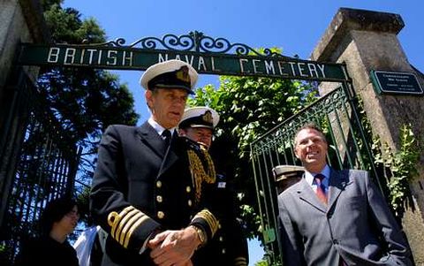 Miembros de la Royal Navy durante una visita al cementerio ingl�s en el a�o 2005.