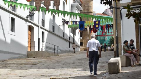 Las calles de la ciudad ya luc�an ayer engalanadas.