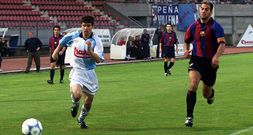 Juanito, ante el Bar�a B, con Iniesta al fondo. 