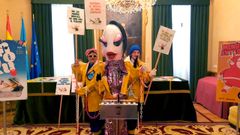 Kim Sardashian, la Sardina del Antroxu, junto a sus dos asistentes en la presentaci�n del Carnaval 2019 en Gij�n