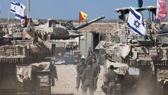 Soldados israeles, apostados con sus tanques en la frontera con Gaza.