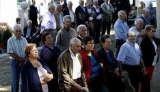 Algunos de los asistentes a la fiesta segu�an con atenci�n la actuaci�n de la coral.